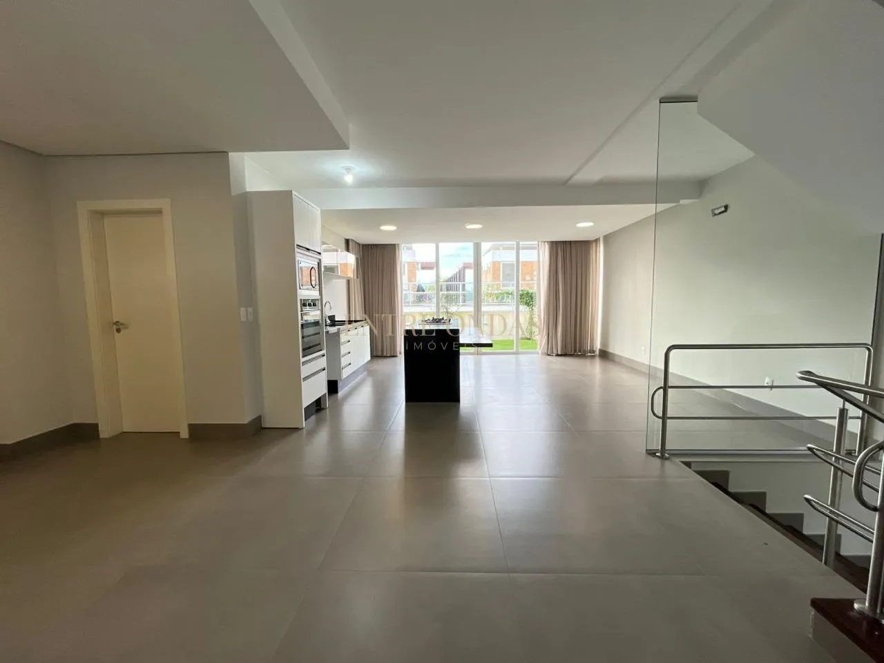 Water view in a 4-bedroom house, 263 m² — photo 20