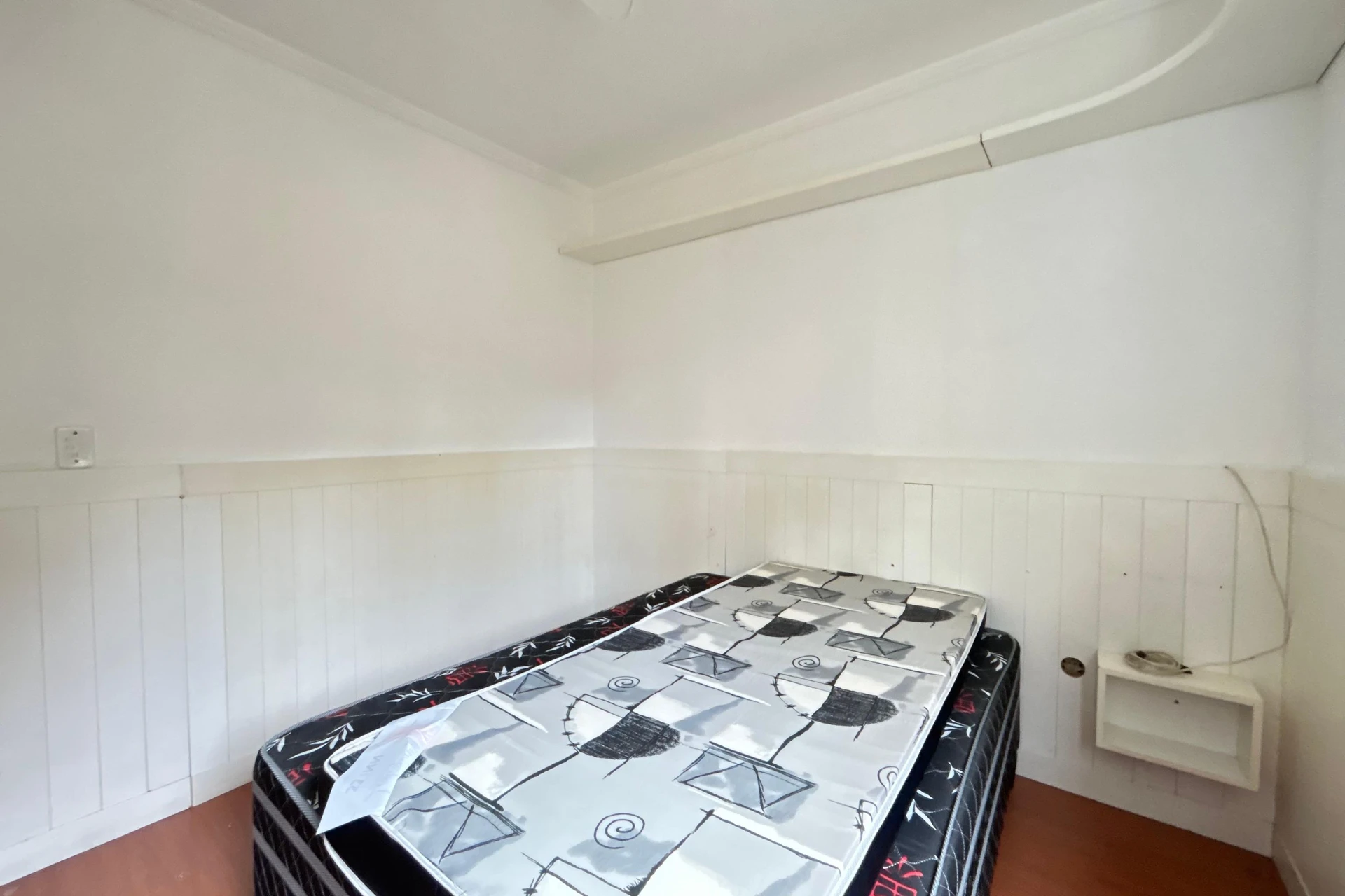 Glass-enclosed balcony in a 3-bedroom apartment, 108 m² — photo 23