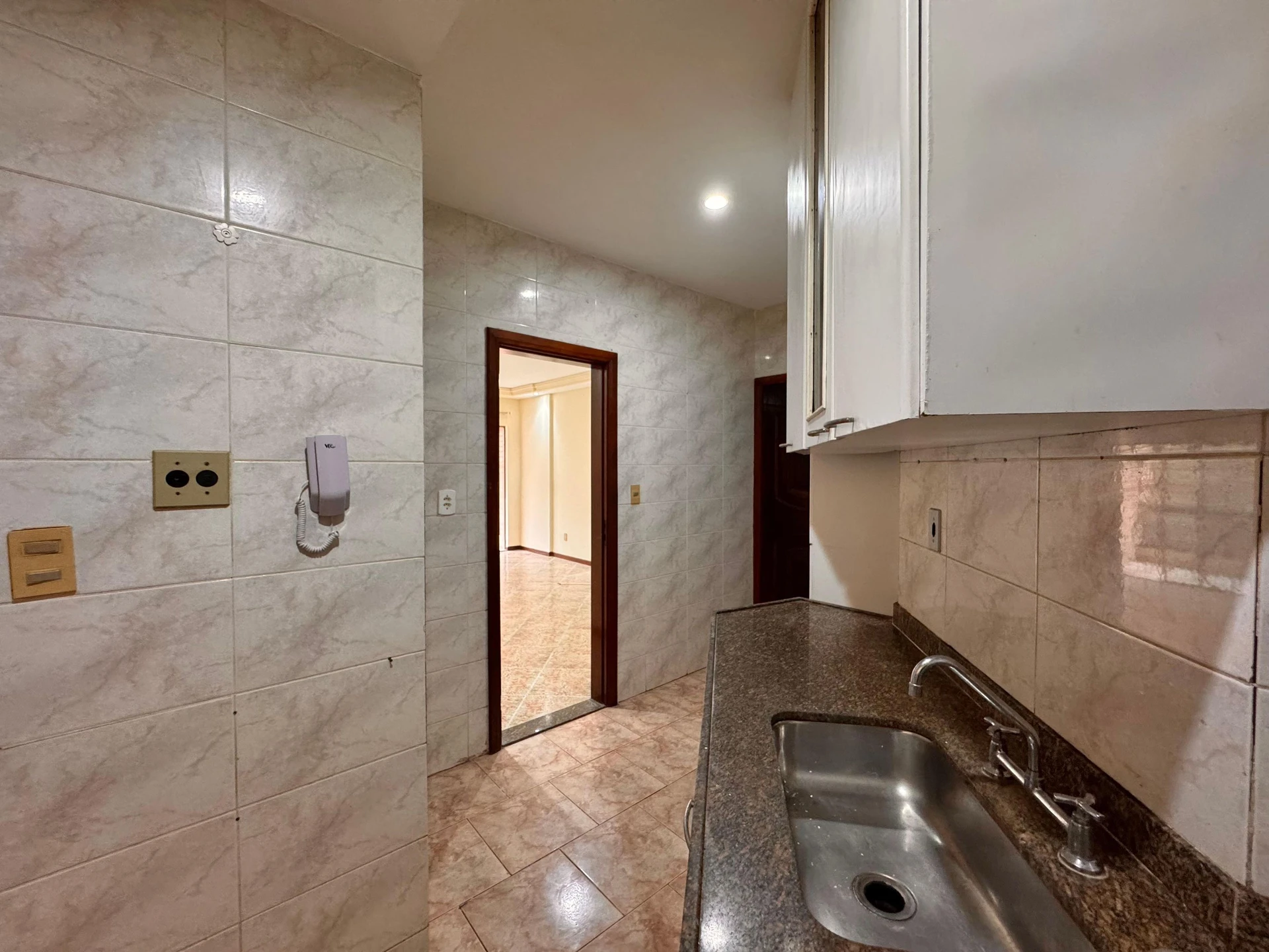 Unfurnished 3-bedroom apartment with enclosed balcony — photo 19