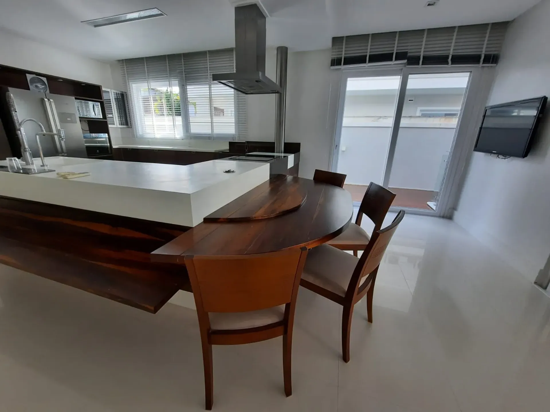House with 7 bedrooms and an open-plan kitchen — photo 27