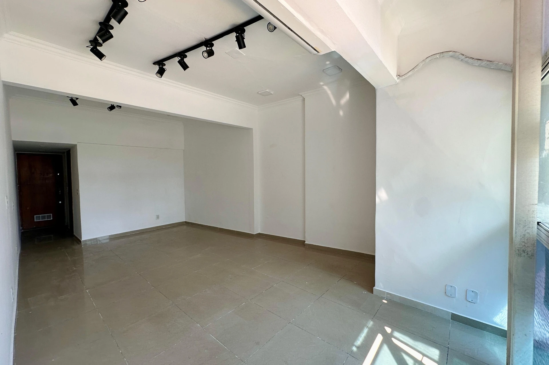 1-bedroom, 1-bath apartment with no parking space — photo 3