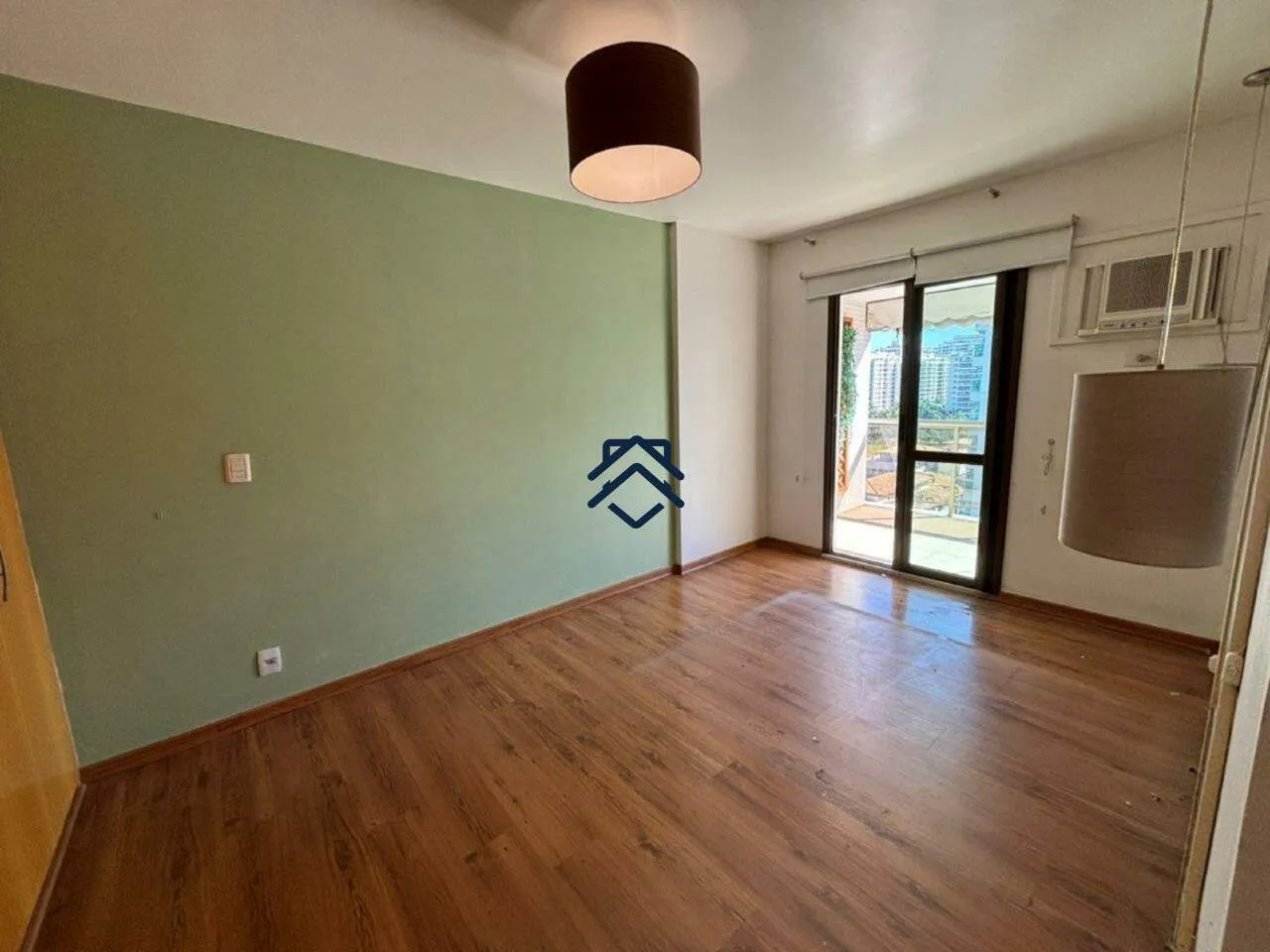 4-bedroom apartment with 2 enclosed balconies — photo 2