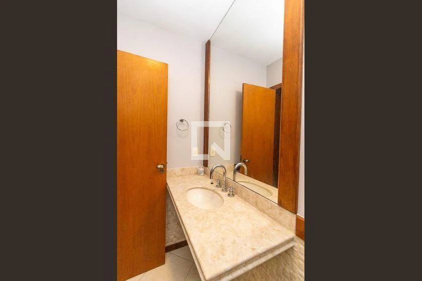 Квартира 244 м² с 4 спальнями и отдельной кухней — photo 37