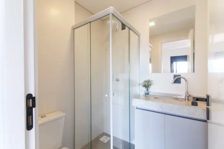 Studio mobiliado com cozinha integrada e banheiro com box — photo 5