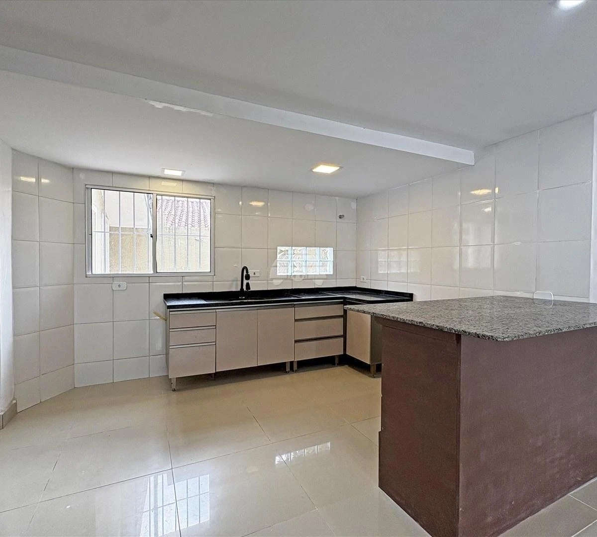 Casa de 178 m² com banheira e varanda envidraçada