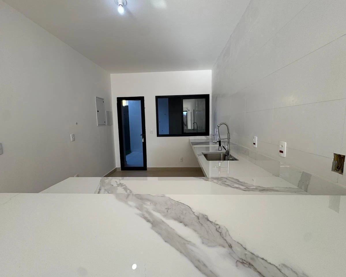 House, 240 m², with a glass-enclosed balcony — photo 4