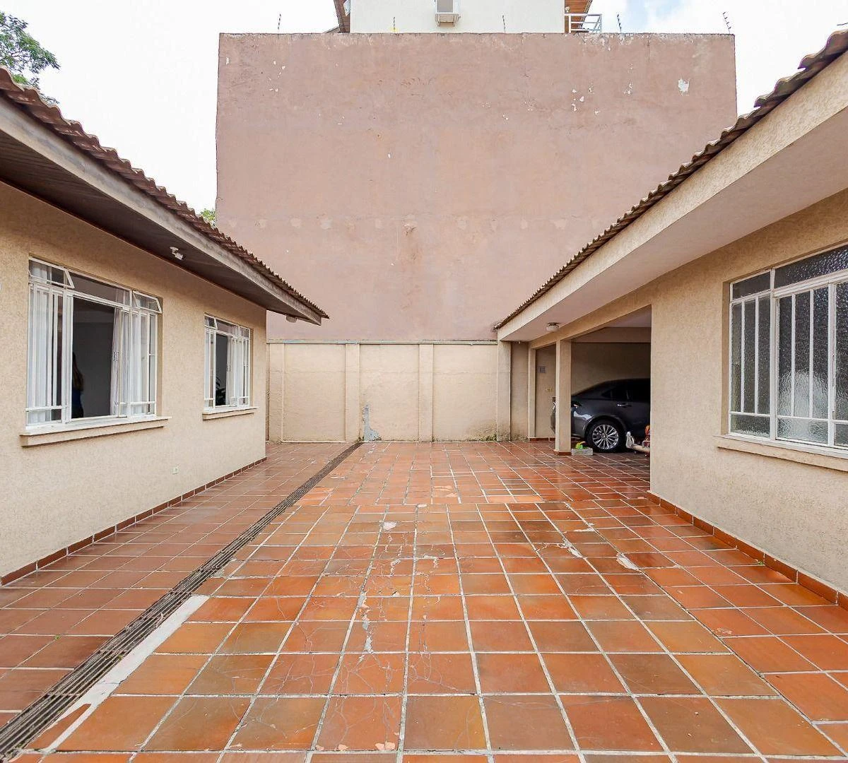 House with 4 bedrooms and 5 parking spaces — photo 16