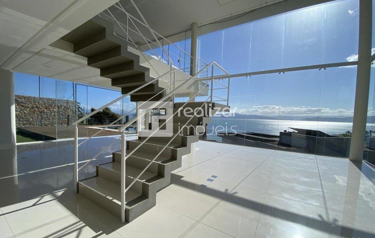 Bañera y 3 dormitorios: casa de 718 m² — photo 8