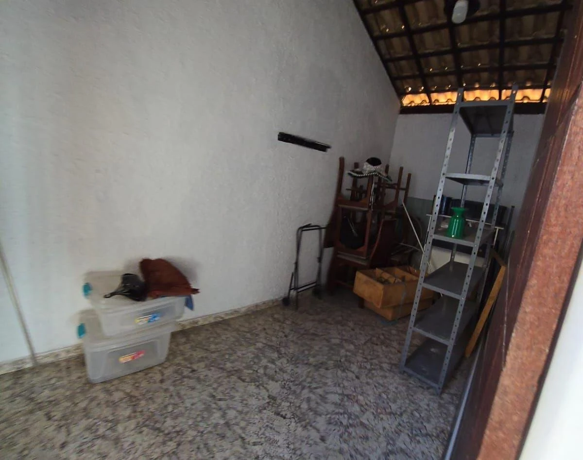 Walk-in closet in a 4-bedroom house, 220 m² — photo 19