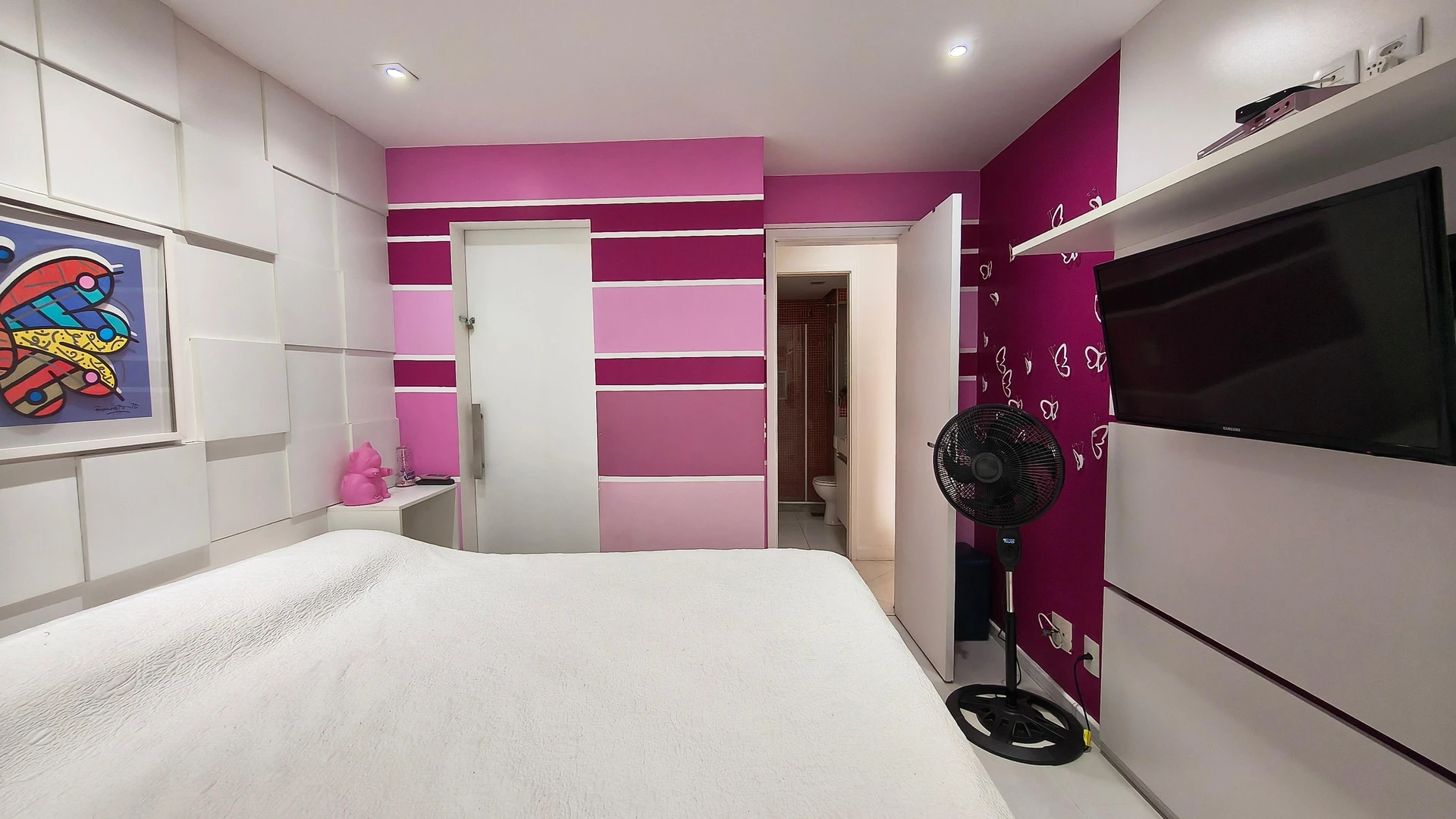 One-bedroom apartment in a building with a gym — photo 8