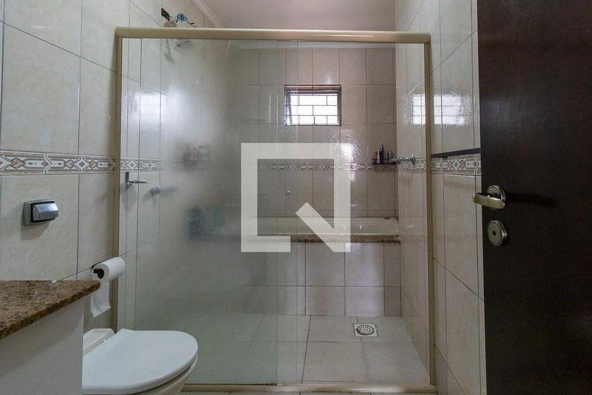 3-bedroom house with a bathtub in Curitiba — photo 27