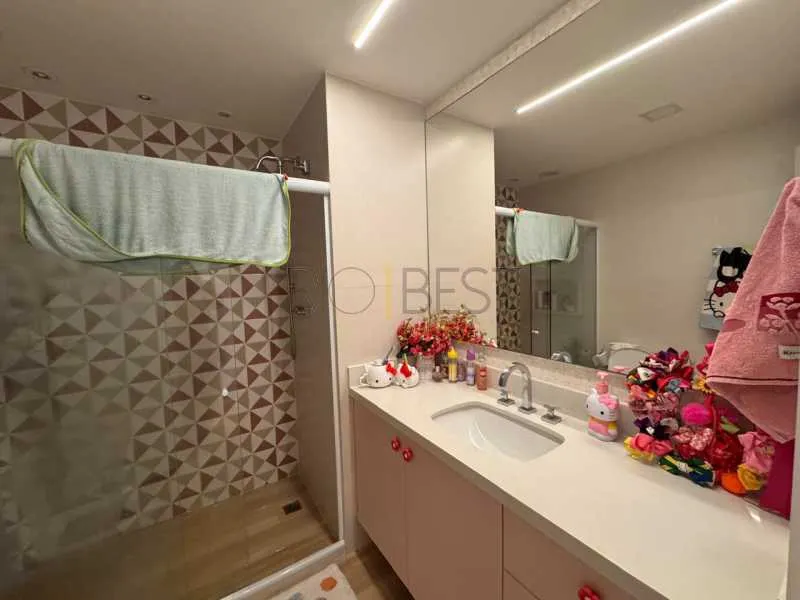 Furnished 4-bedroom apartment with park-view windows — photo 4