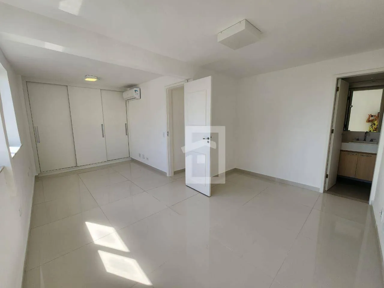 Duplex penthouse with 2 bedrooms and 4 bathrooms, 197 m² — photo 4