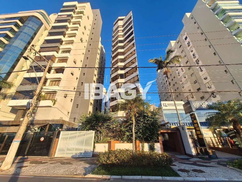 4-bedroom apartment with private BBQ and wood floors — photo 2