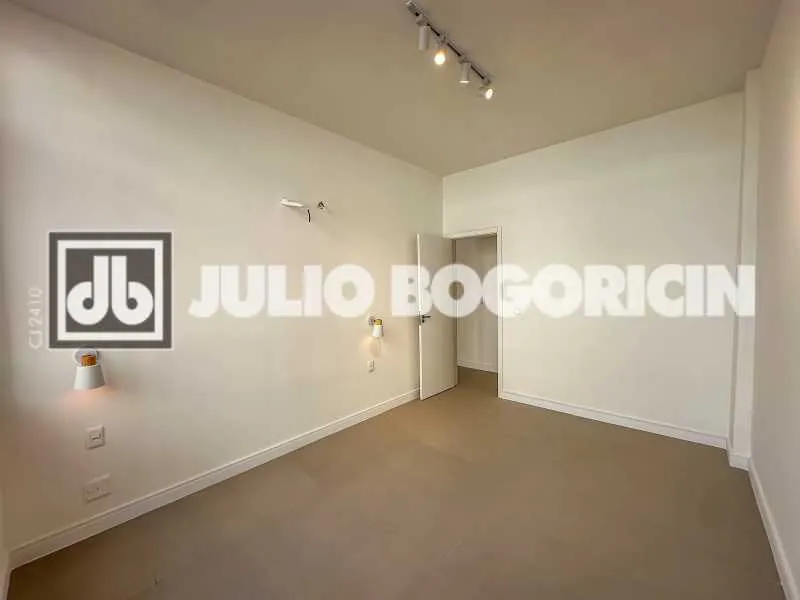 Walk-in closet in a 3-bedroom apartment, 110 m² — photo 3