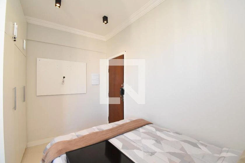 22 m² studio with air conditioning and a glass shower — photo 3
