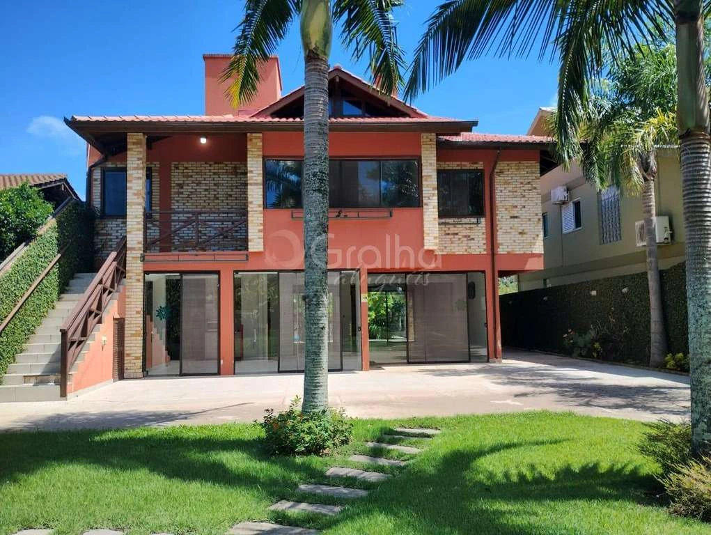 Casa con 4 dormitorios y 4 baños, 280 m²