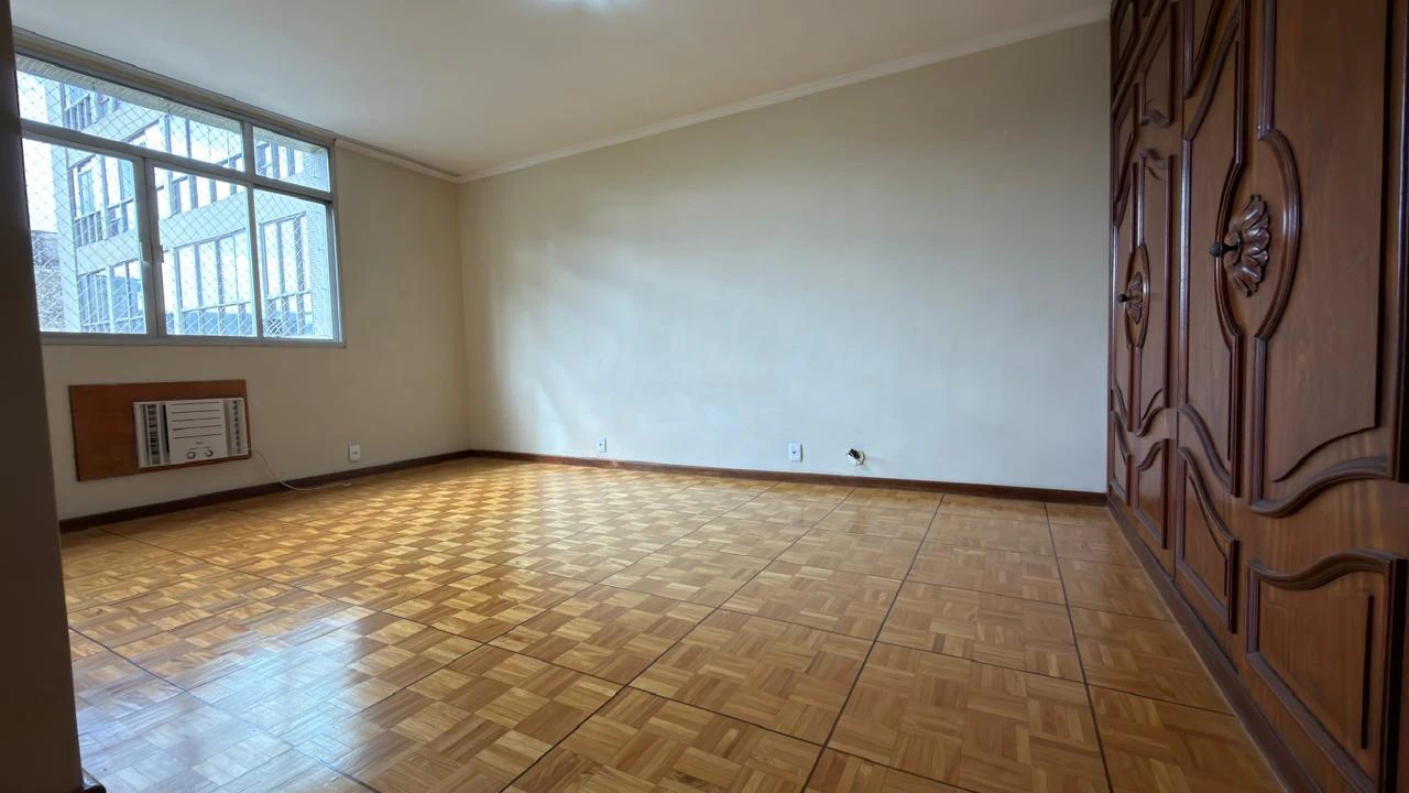 Wood or laminate floors in a 3-bedroom apartment, 157 m² — photo 14