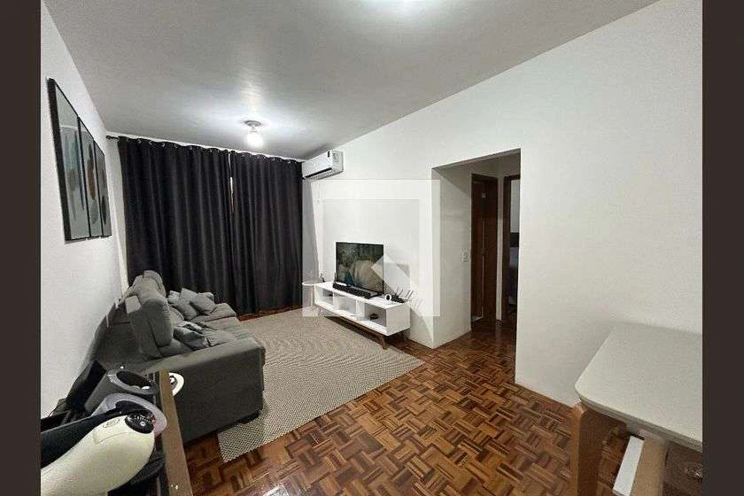 Apartamento mobiliado com roupeiros e 2 quartos