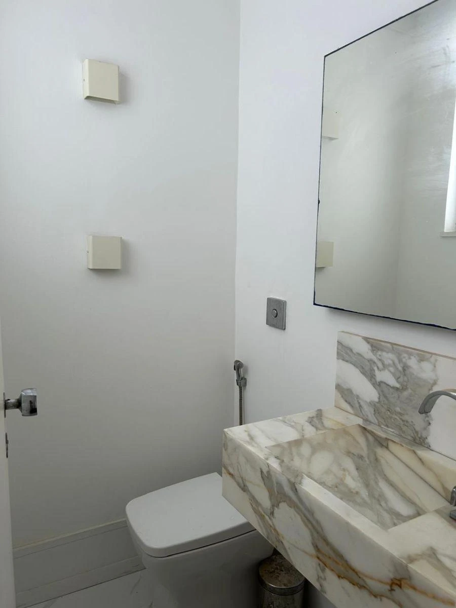 4-bedroom apartment with a walk-in closet — photo 23