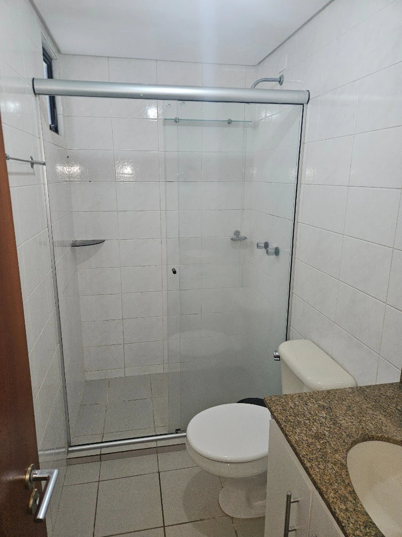 2-bedroom apartment with no parking and a closed kitchen — photo 5