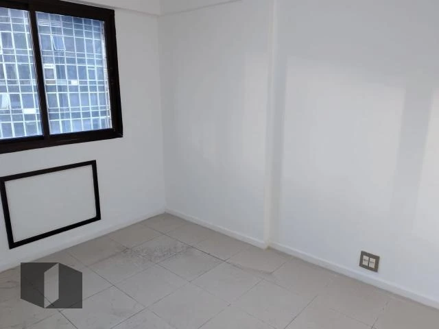 Glass-enclosed balcony in a 4-bedroom apartment, 143 m² — photo 23
