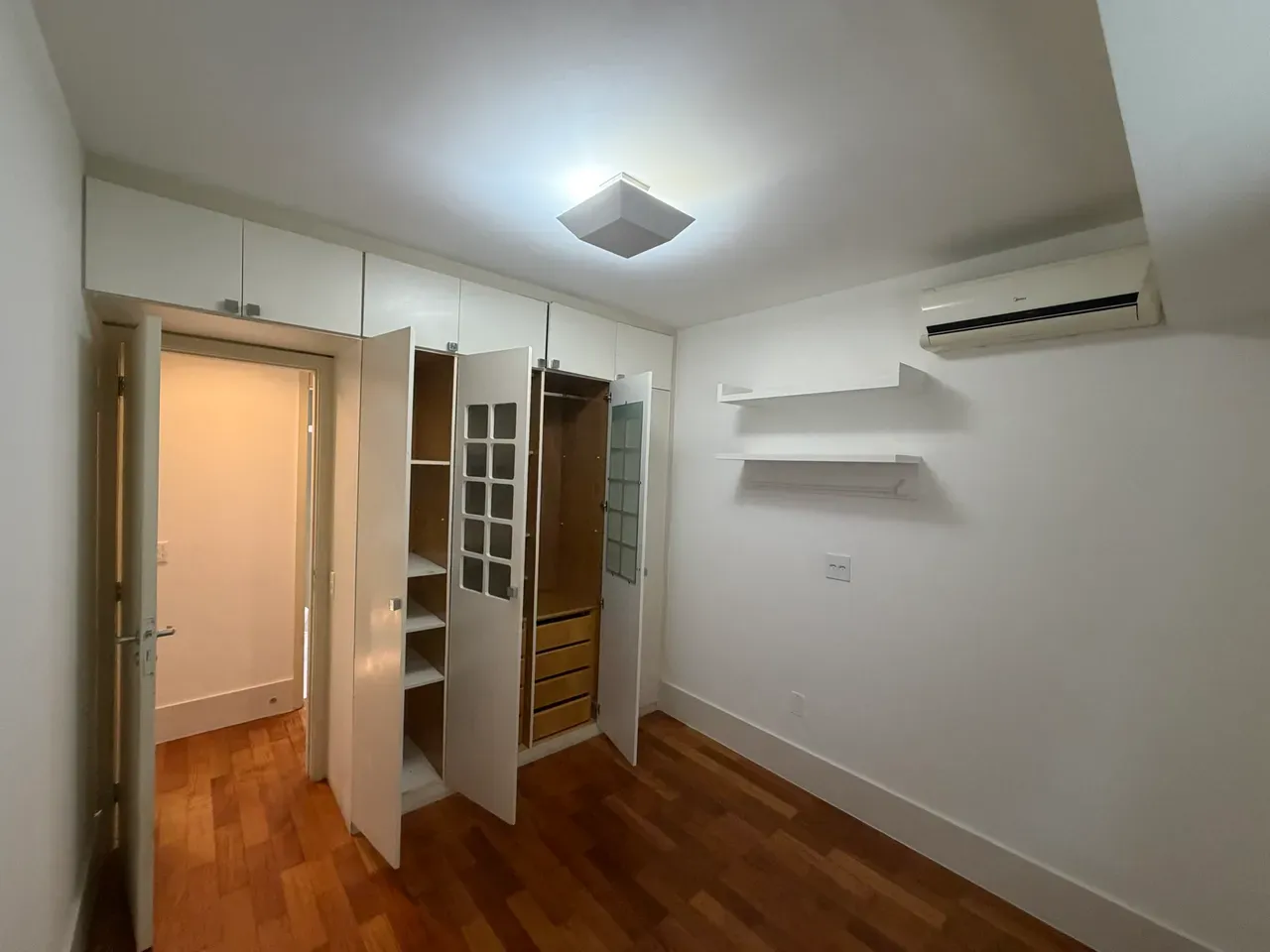 2-bedroom apartment with a water view — photo 5