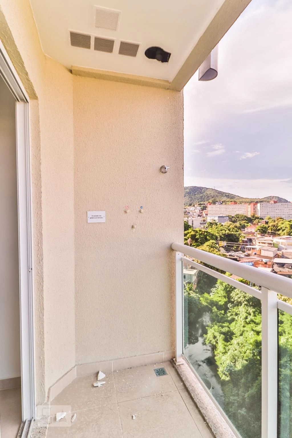 Furnished 1-bedroom apartment with a glassed balcony — photo 60