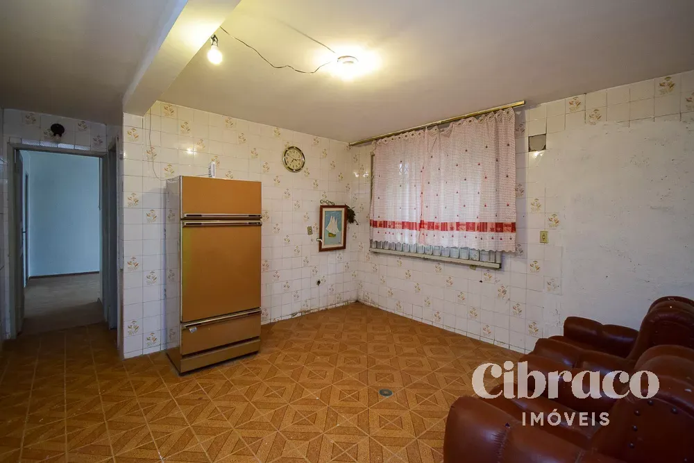 Casa sem mobília com 5 quartos e 4 banheiros
