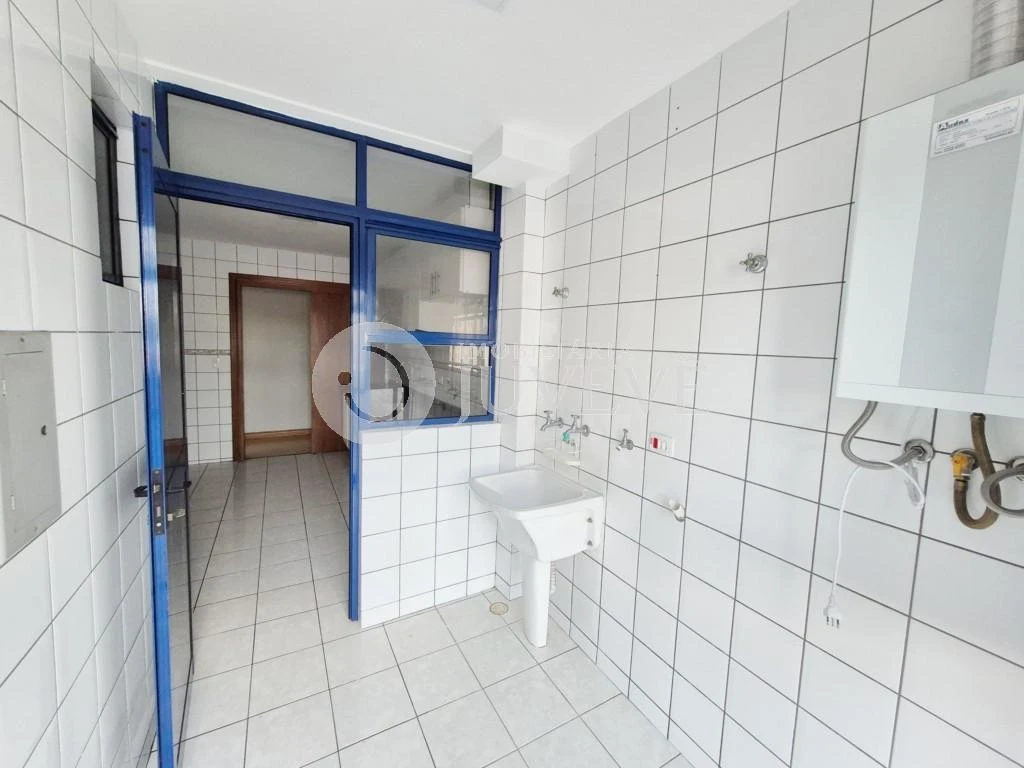 Furnished 3-bedroom apartment with enclosed balcony grill — photo 42
