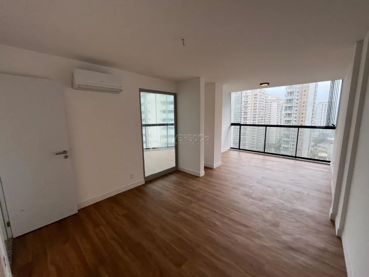 Glass-enclosed balcony in a 3-bedroom apartment, 120 m² — photo 9