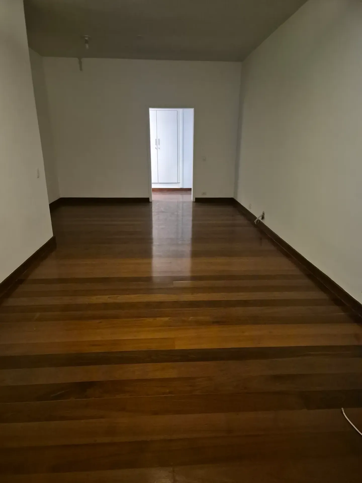 3-bedroom apartment with wood or laminate floors — photo 3