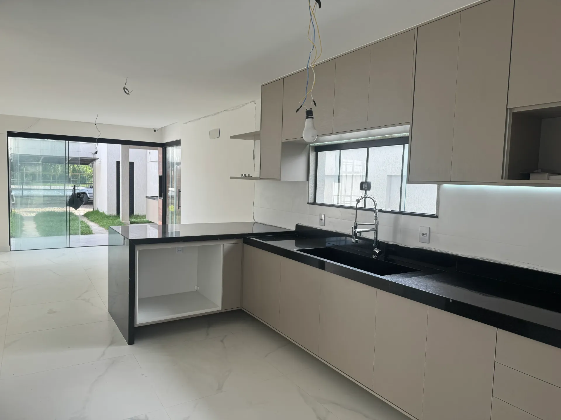 4-bedroom house with floor-to-ceiling windows — photo 14