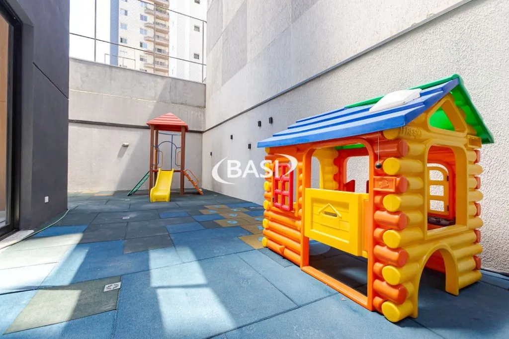 Glass-enclosed balcony in a 3-bedroom apartment, 80 m² — photo 53