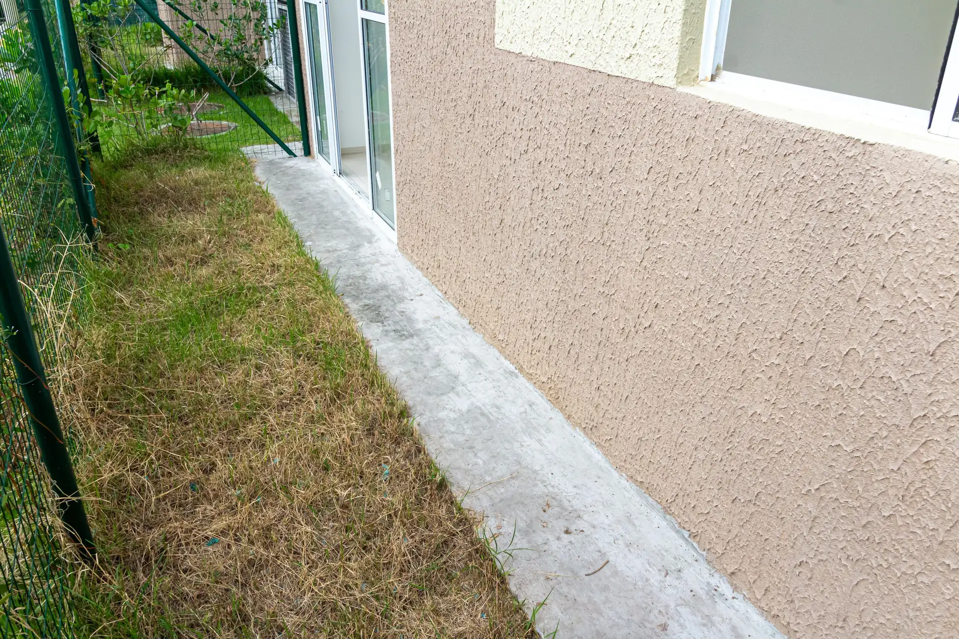 Apartamento de 2 habitaciones con balcón y jardín privado — photo 16