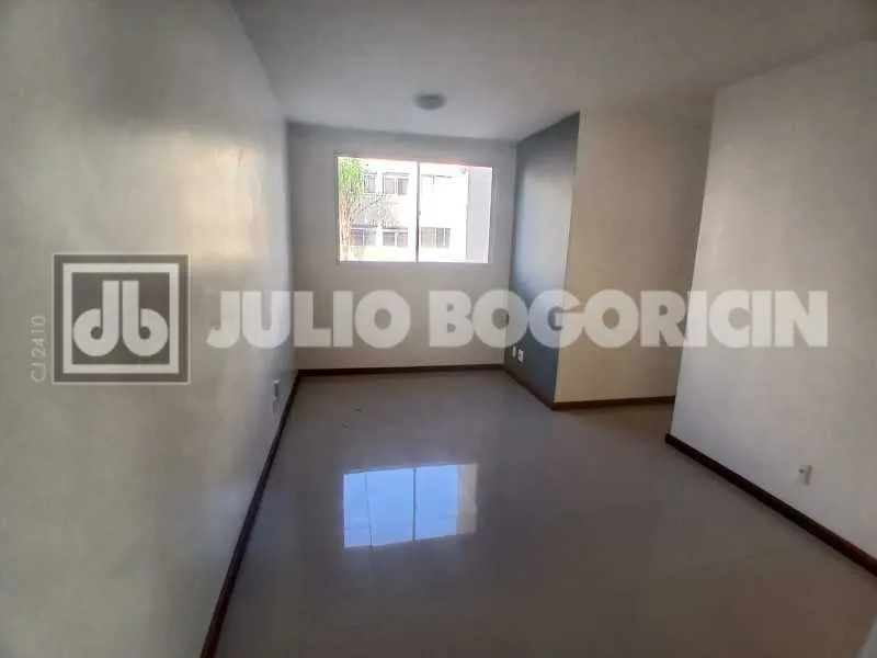 3-bedroom apartment in a building with a coworking space