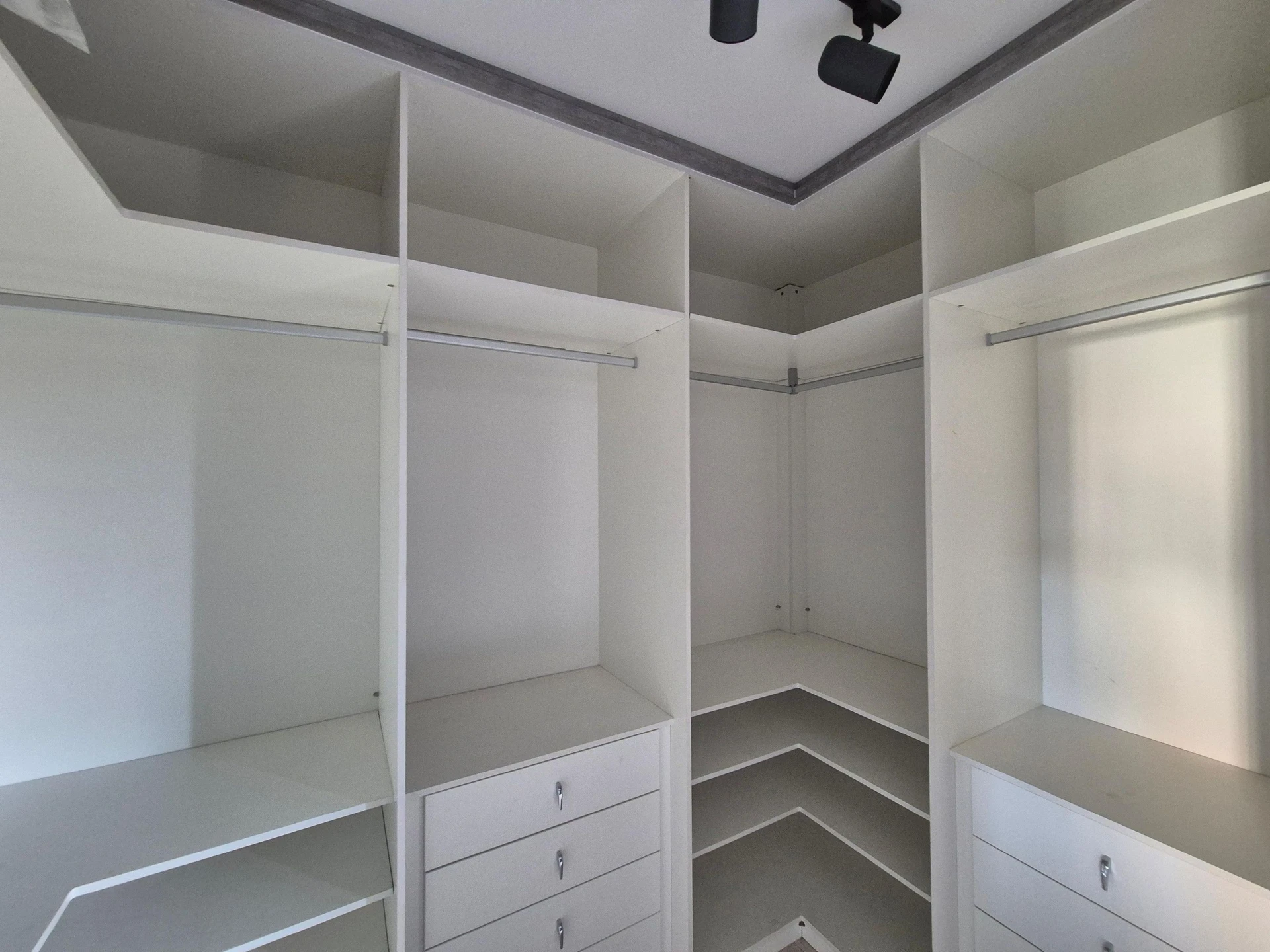 Apartamento de 2 quartos em condomínio com piscina — photo 47