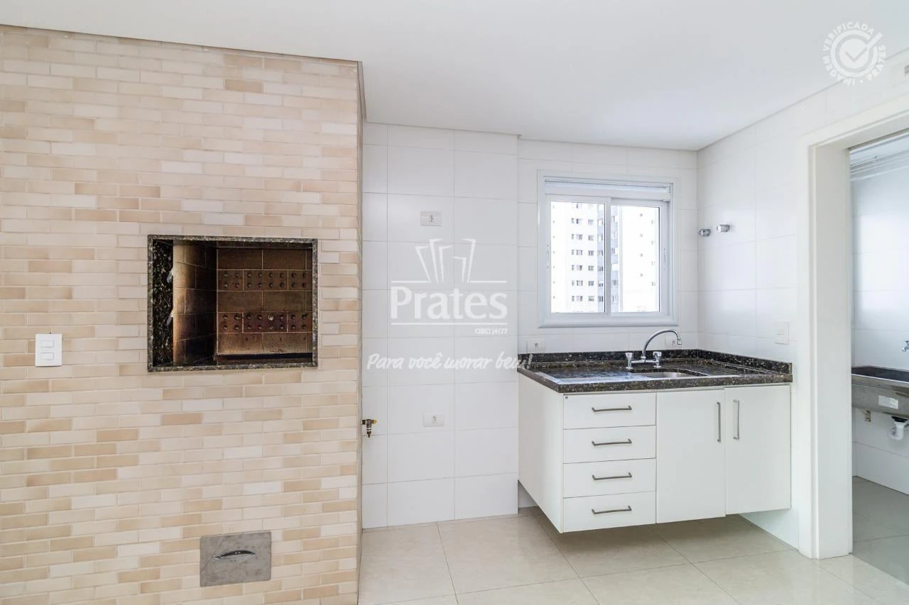 Balcony with a grill in a 2-bedroom apartment, 99 m² — photo 2