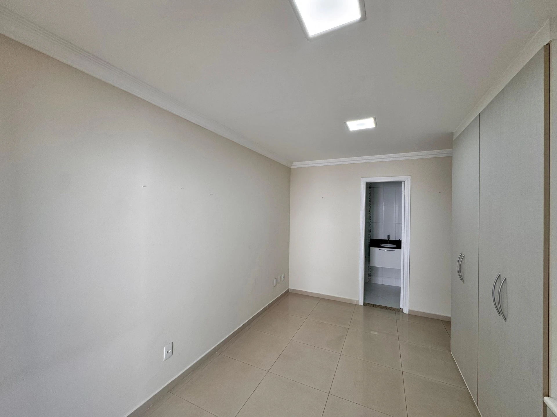Unfurnished 3-bedroom apartment with a glassed balcony — photo 30