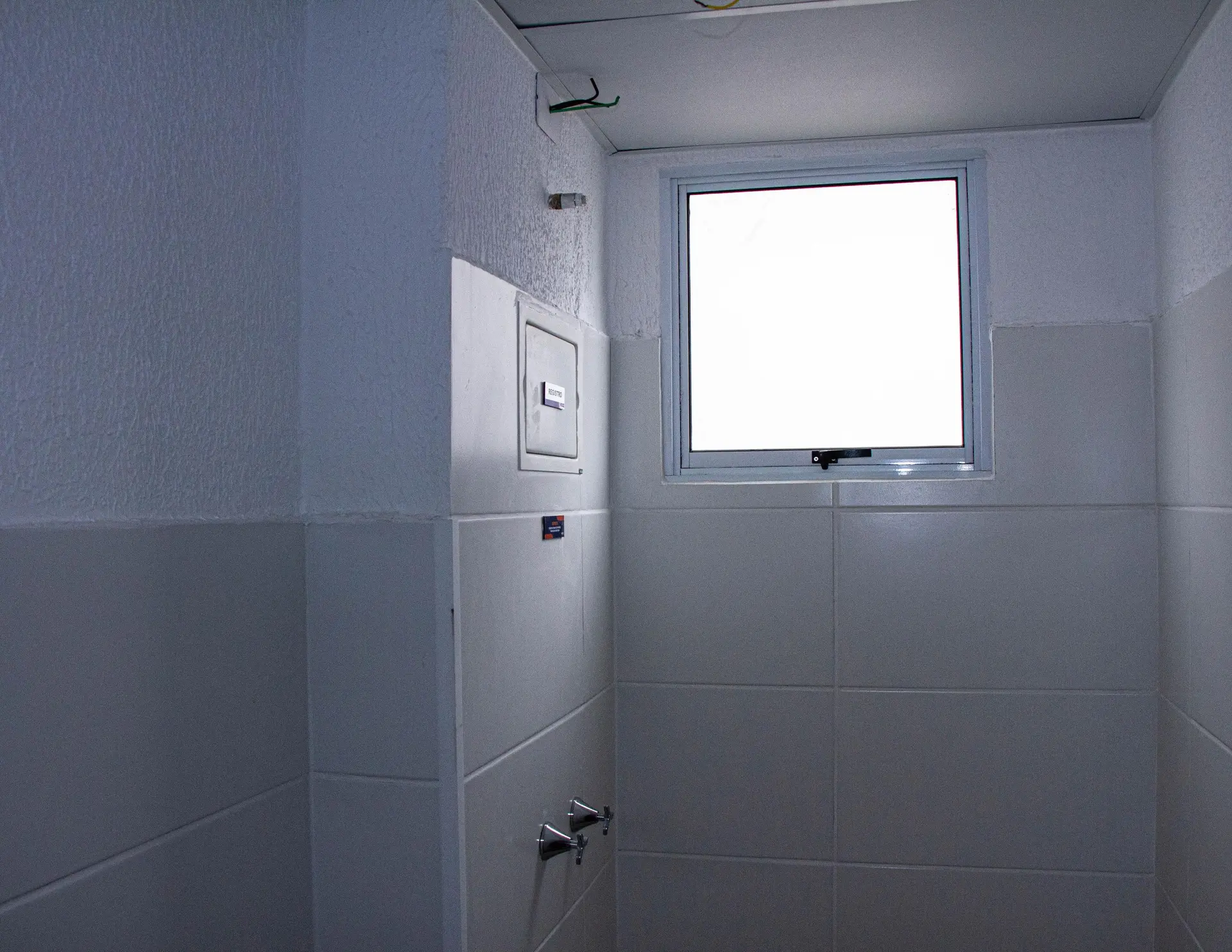 2-bedroom apartment with 1 bathroom and wood floors — photo 9