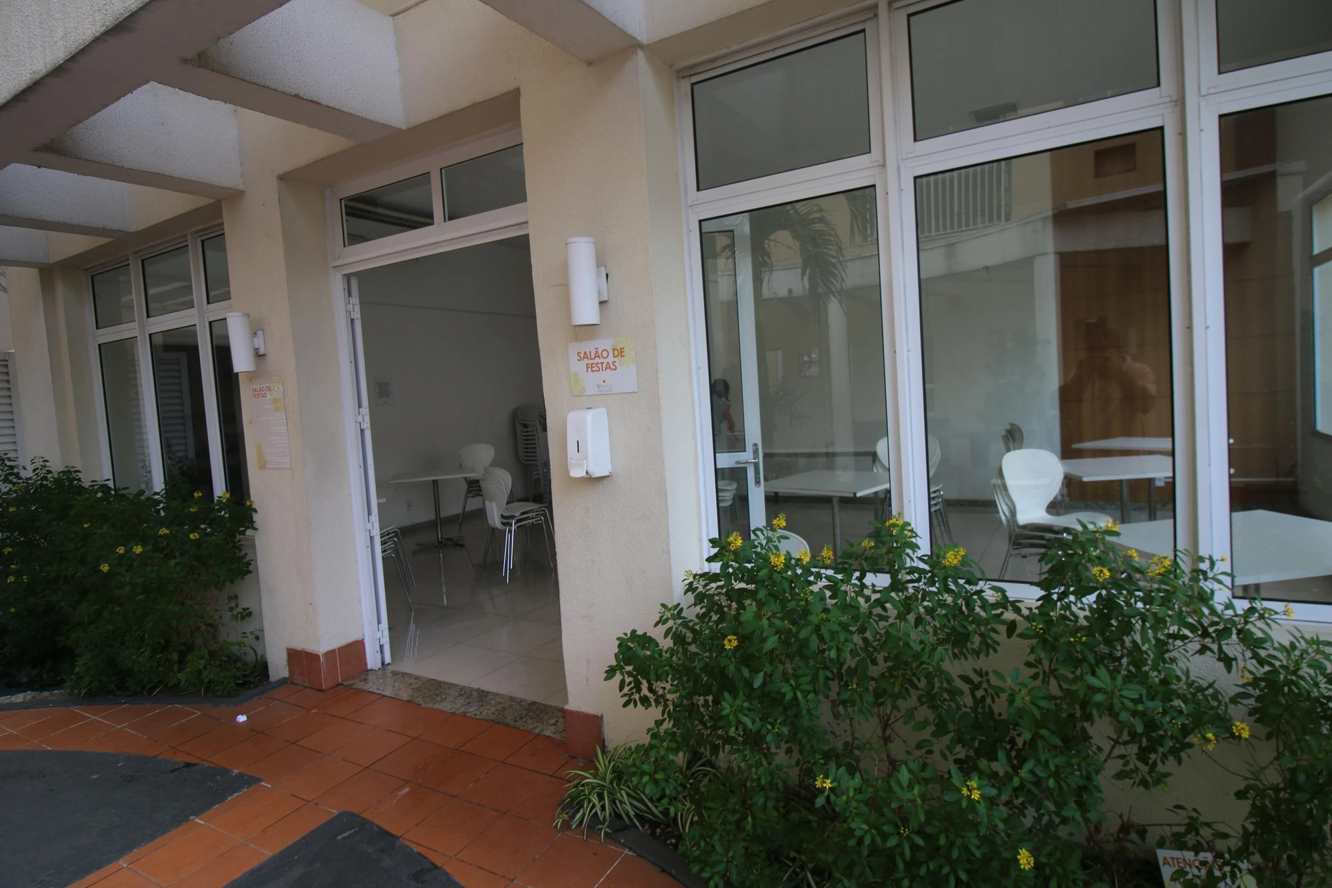 2-bedroom apartment with 1 bathroom and condo pool — photo 11