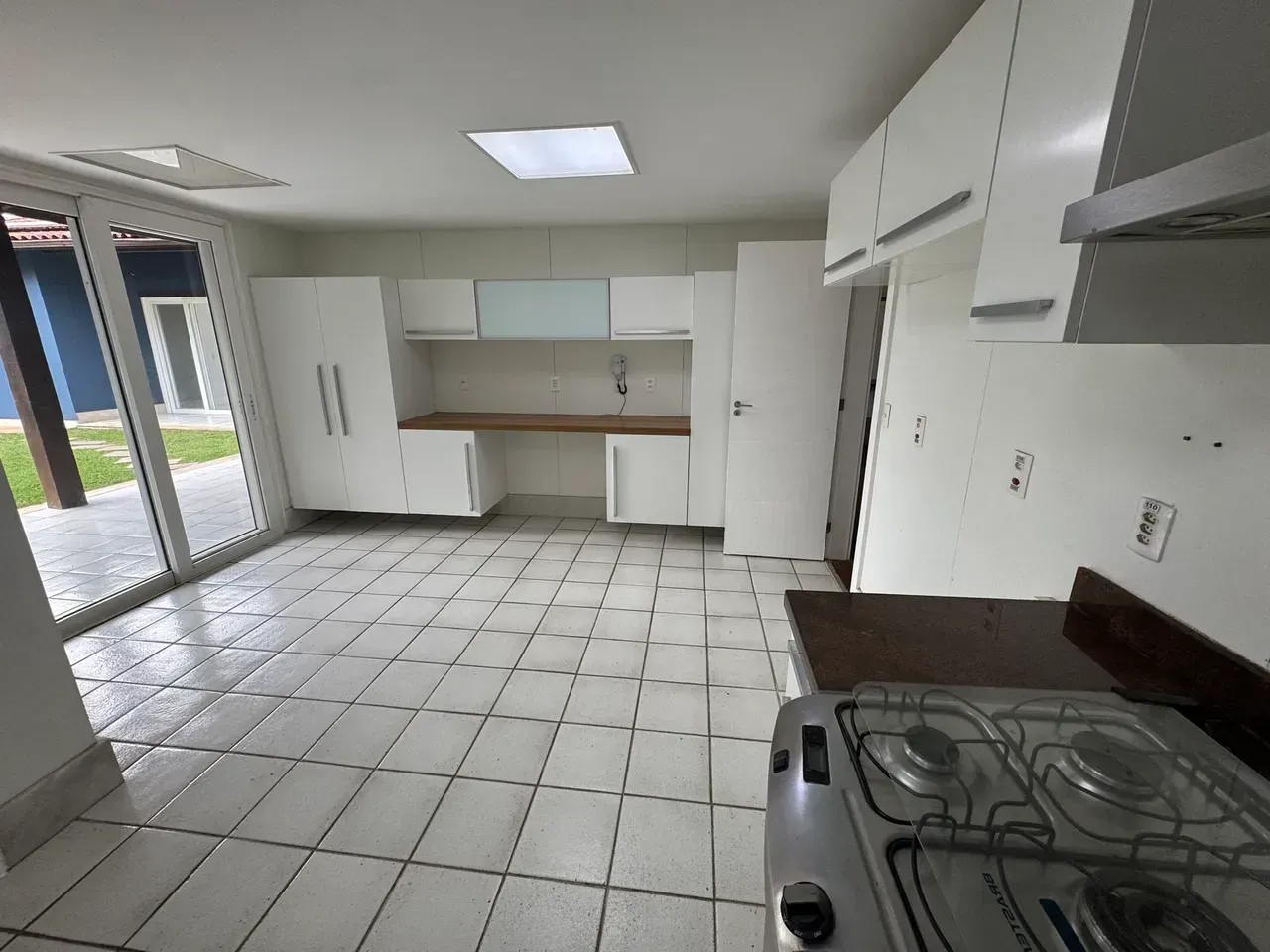 Linear house with 5 bedrooms and 5 bathrooms, separate kitchen — photo 8