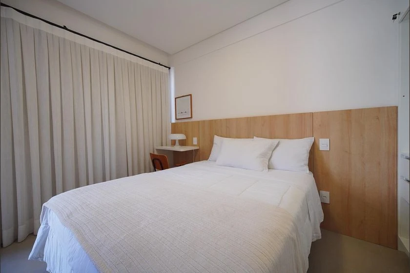 Furnished 1-bedroom apartment with open-plan kitchen — photo 2