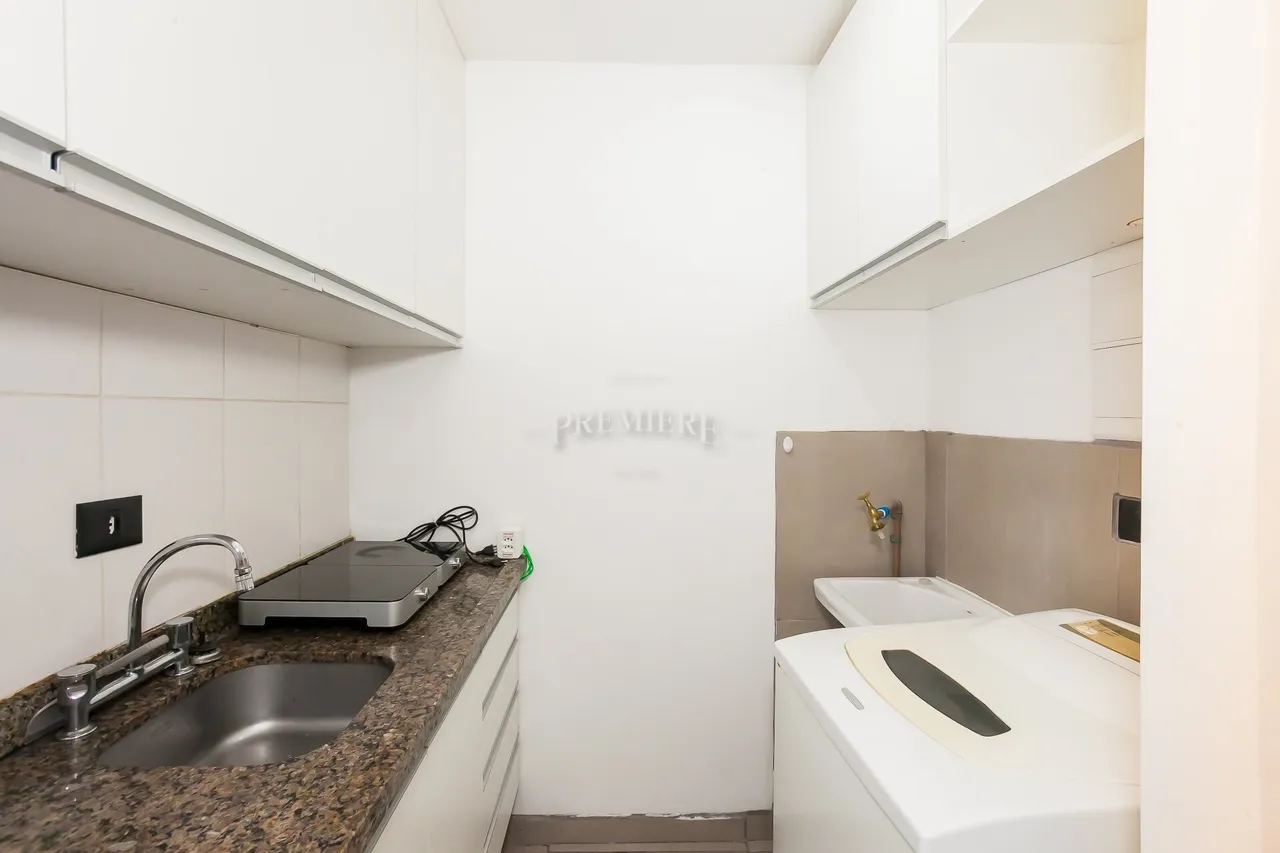 Estudio con cocina abierta y muebles empotrados — photo 6