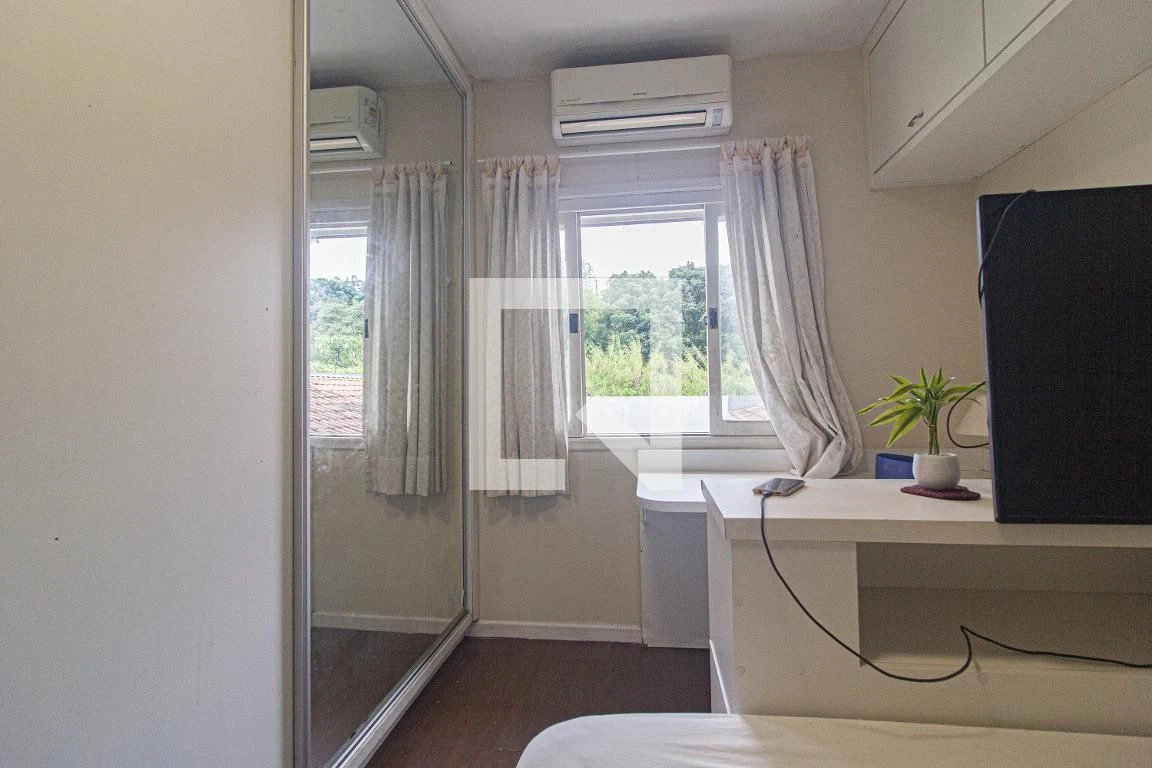3-bedroom house with a walk-in closet in Curitiba — photo 30