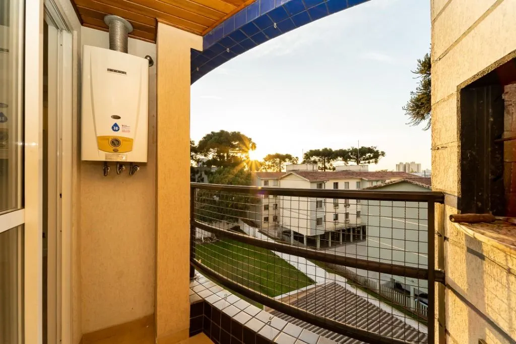 Balcony with a grill in a 2-bedroom apartment, 59 m² — photo 16