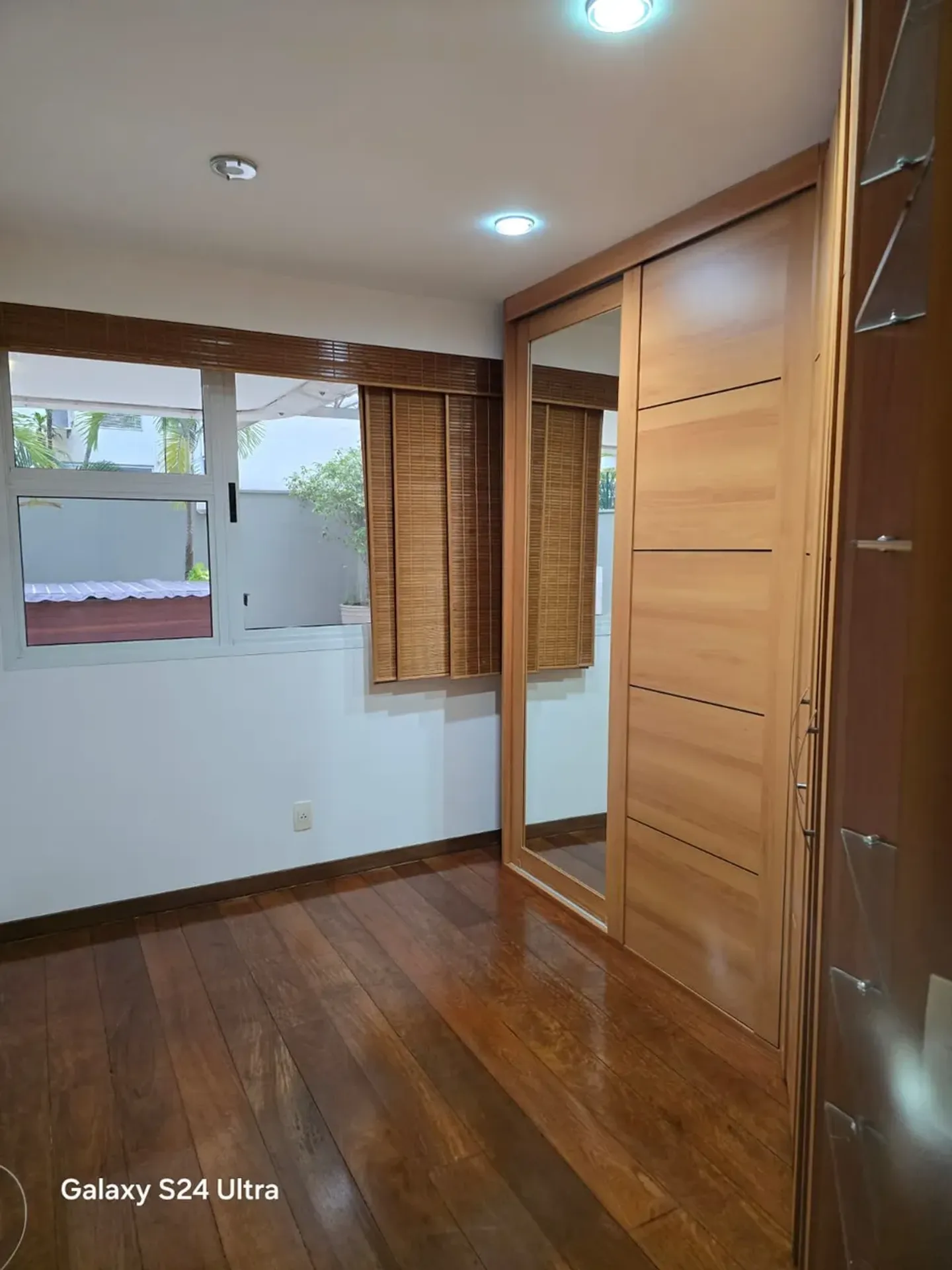 101 m² apartment with a bathtub and a glass-enclosed balcony — photo 3
