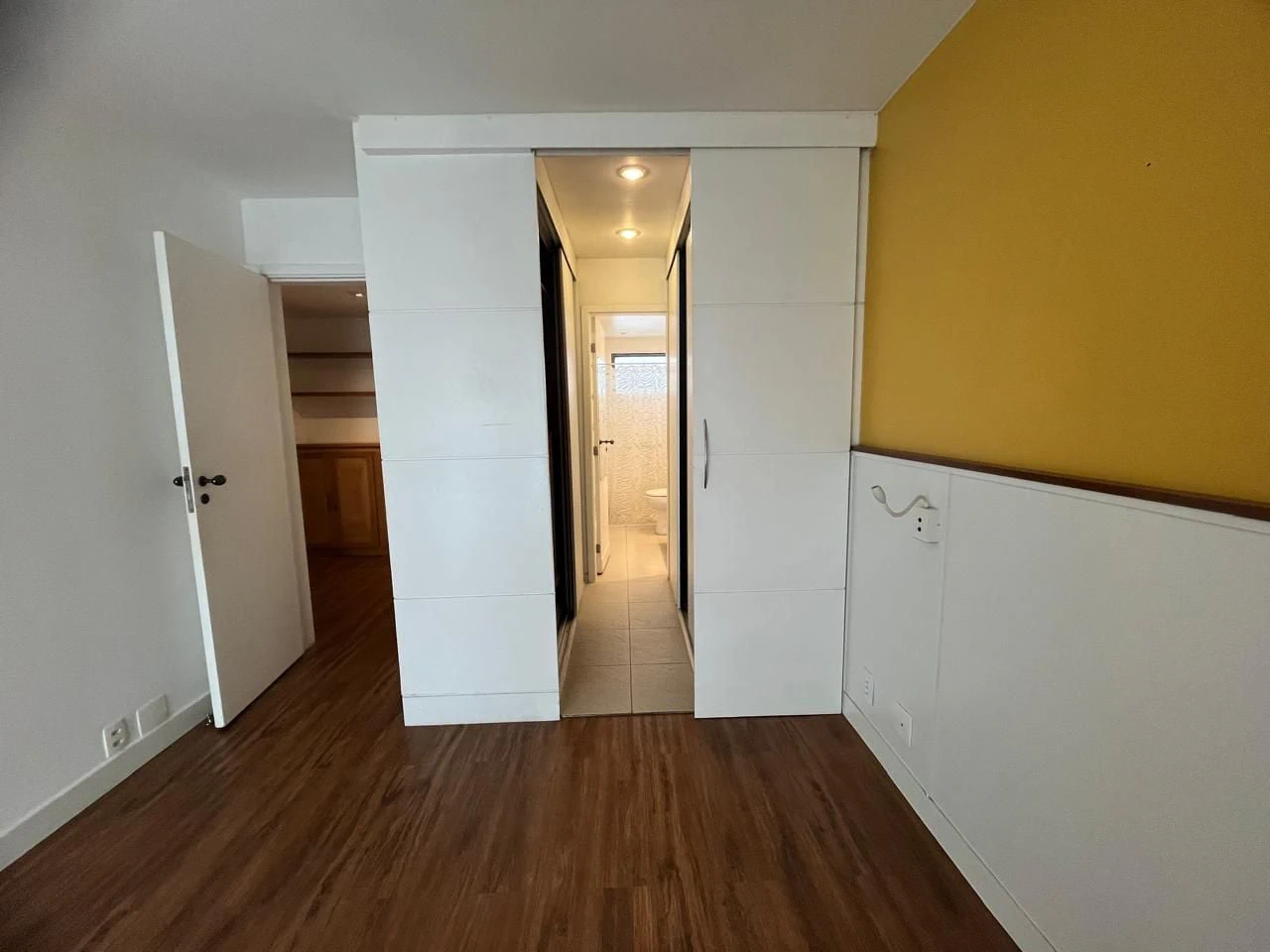 Glass-enclosed balcony in a 3-bedroom apartment, 160 m² — photo 8