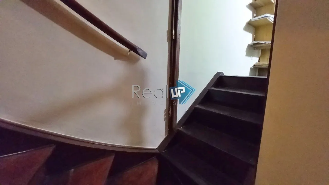 Colonial-style house with 3 bedrooms and a balcony — photo 54
