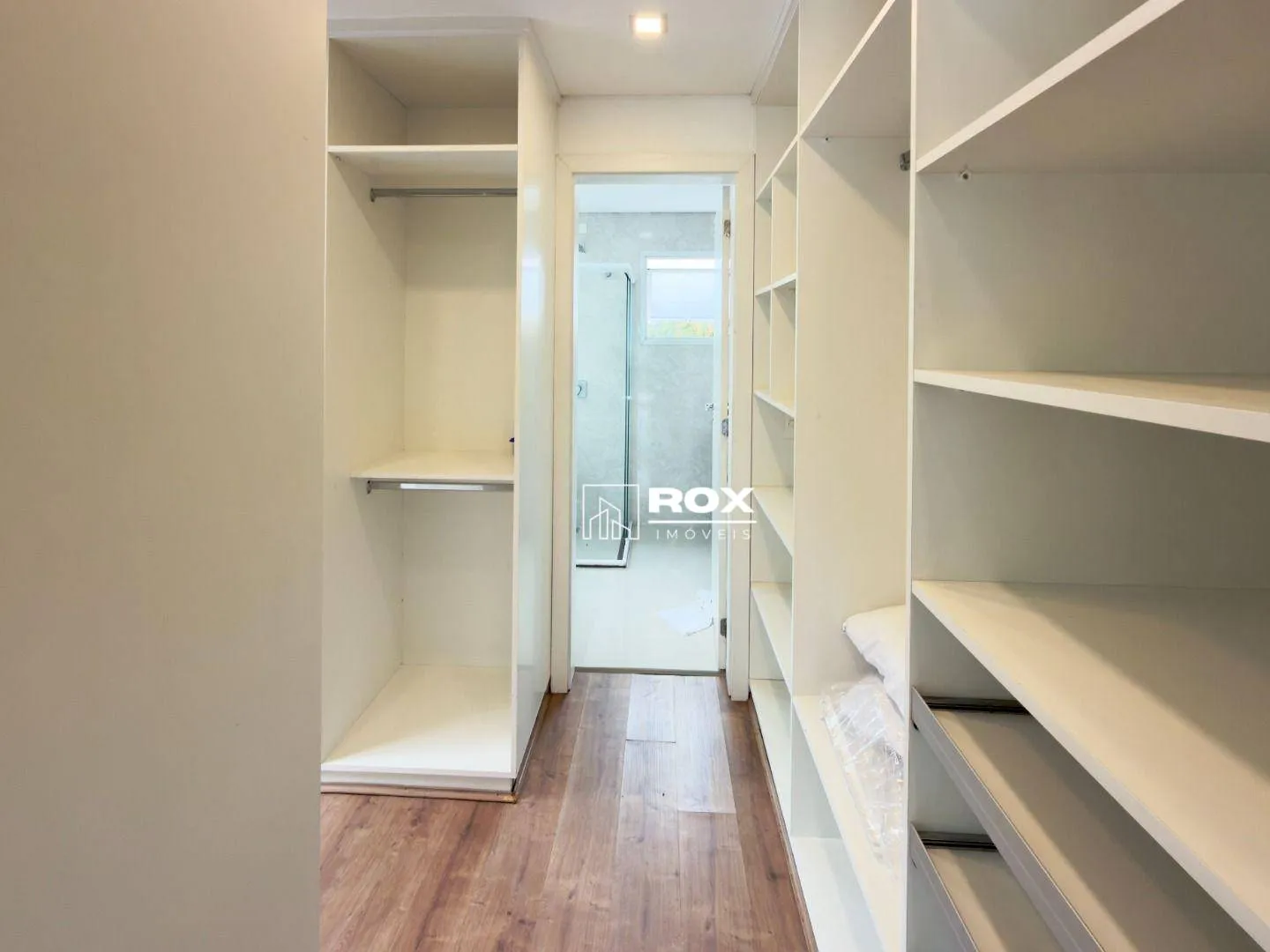 Furnished 322 m² house with 3 bedrooms and private garden — photo 24